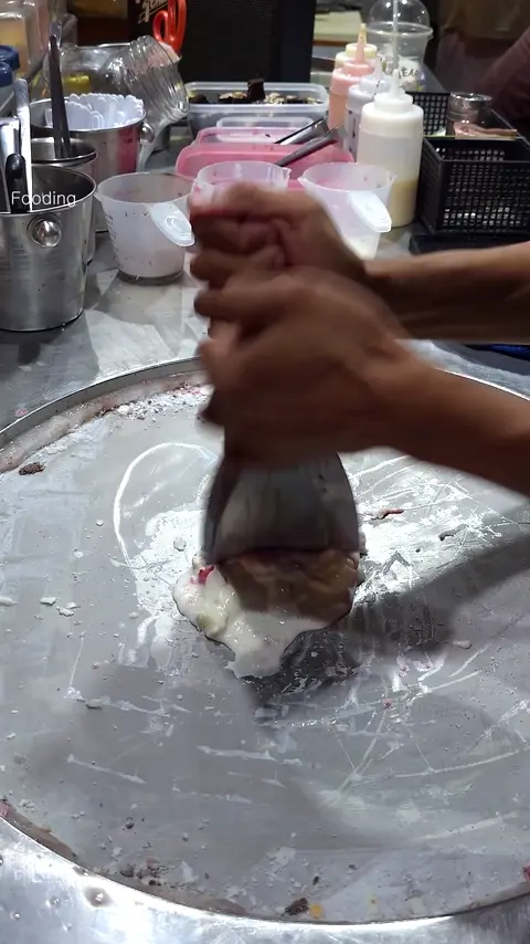 Satisfying!! Amazing Ice Cream Made on a Large Iron Plate at -20'C - Thai Street Food