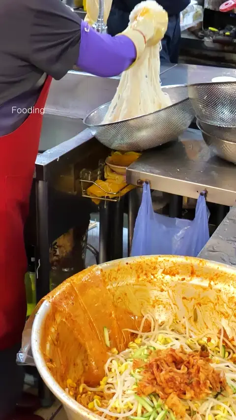 Amazing! Korean Most Famous Master's Fantastic Noodles - Korean Street Food