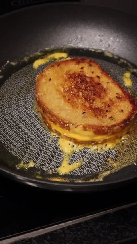 Just bread, butter and cheddar… ))
