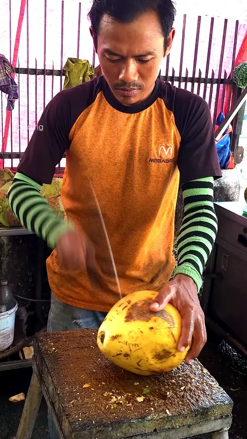Must Try! Only 1$ Golden Coconut Cutting Skills - Fruit Cutting Skills