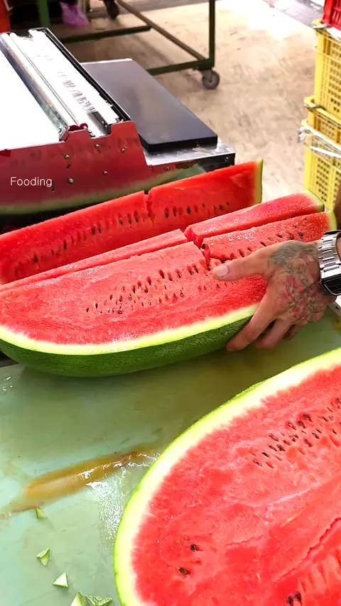 Amazing Taiwanese 20kg Giant Watermelon Cutting Skills - Taiwanese Street Food