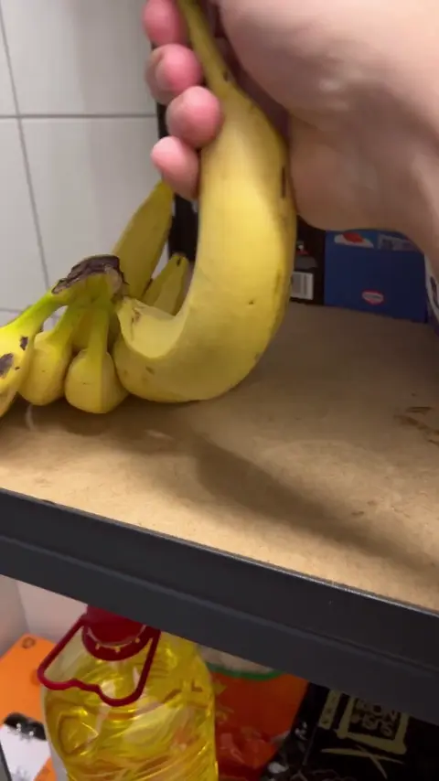 A useless hack with a banana. I don’t even know what it might be needed for.