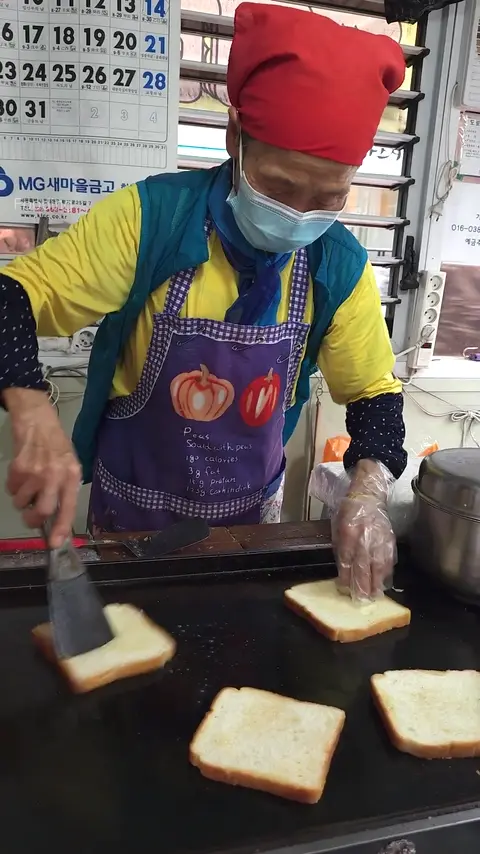 Grandma’s Delicious Toast with 44 Years of Experience - Korean Street Food