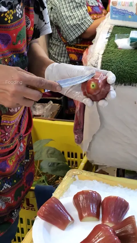 Cutting Sweet Rose Apple That Even Bees Run Up To - Thai Street Food