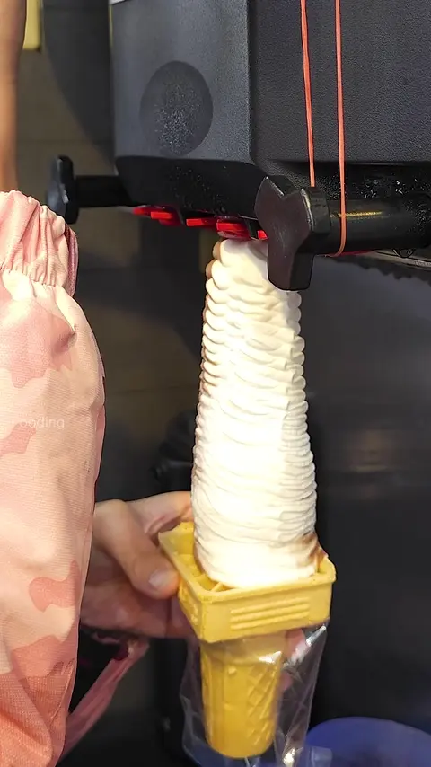 Amazing! 50cm Giant Ice Cream from a Taiwanese Master Girl-  Taiwanese Street Food