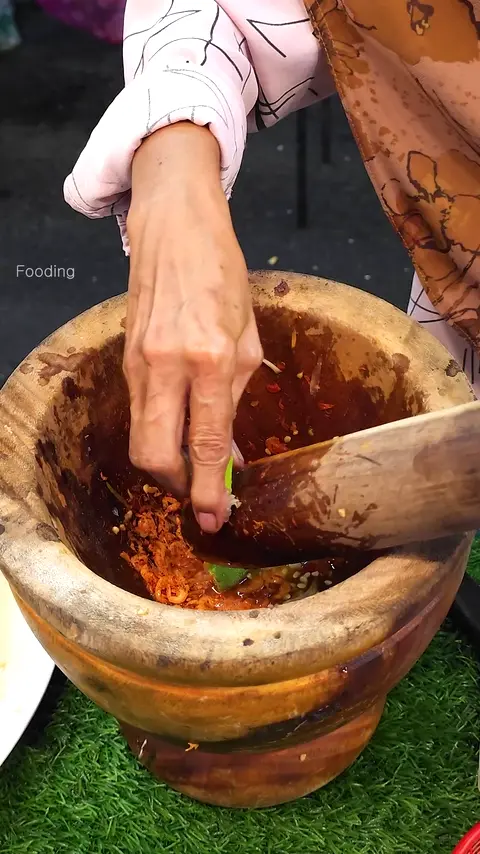 Must Try! Five-Colored Salad made in a Wooden Mortar - Malaysian street food