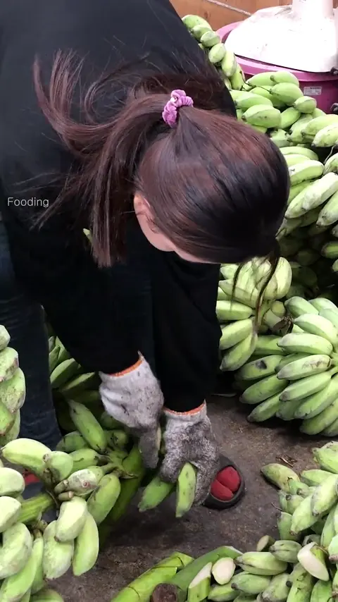 Hard Work! This Girl Works with 5 Tons of Bananas Every Day - Thai Street Food