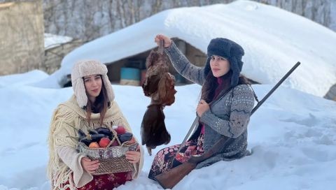 ⁣Cooking on a snowy day in the village! Cooking heart and liver with vegetables