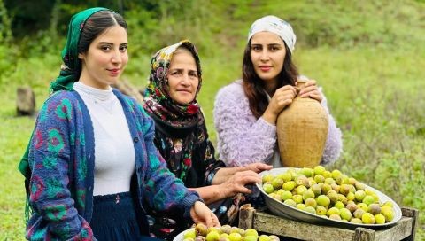 ⁣Cooking fig jam in the beautiful landscape of nature