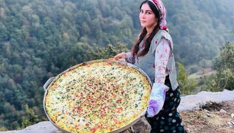 We cook big vegetarian pizzas!  Big pizza with fresh vegetables!