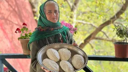 ⁣How to prepare organic cow's cheese with milk in the village