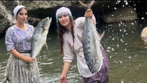 ⁣Village girls cooking by the river! Cooking Narrow-barred with fresh vegetables!