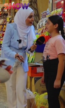 خۆی پێ ناگیرێت و بە کوڵ بۆ دایکی دەگریت