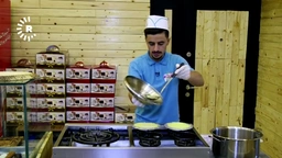 ئامادەکردنی کونافە لە دووکانێکی شیرینەمەنییەکان لە هەولێر