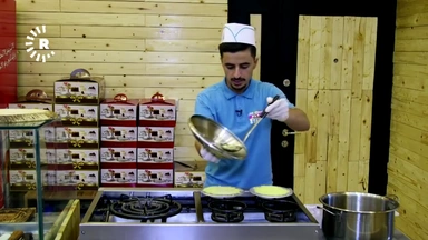 ئامادەکردنی کونافە لە دووکانێکی شیرینەمەنییەکان لە هەولێر
