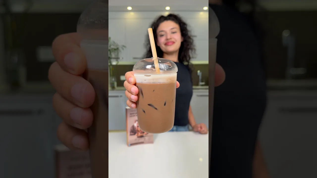 Çikolatanın dibine sıcak su ve granül kahve koy ｜ lced Mocha #reklam #busezeynep