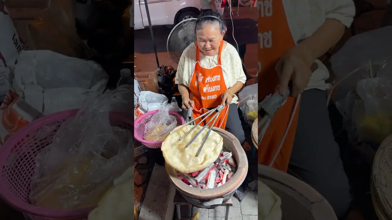 Thai Granny Flips Rice Crackers Like a Pro! Thai Street Food