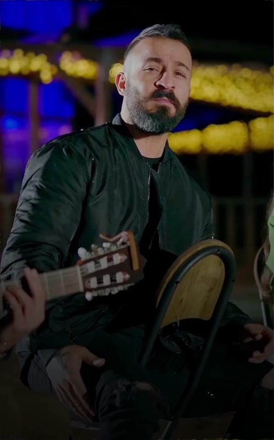 ‎دەنگی موزیک بەرزکە خەمت لەبیر چێ ‎ئەندام ڕێکی تروسکە هەستە لەسەر جێ ...