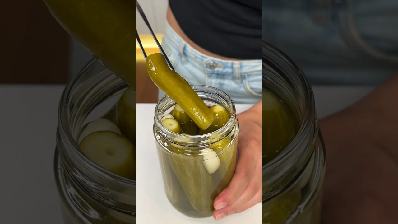 Turşuyu sıcak suyla kur, kütür kütür 🥒 #pickles #turşu #salatalıkturşusu #shorts