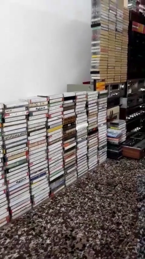 تەنیایی و بێ کەسی،،، کابوسی ڕۆحە،،، ژەهری جەستەیە،،، سوتانی نیگایە،،،...