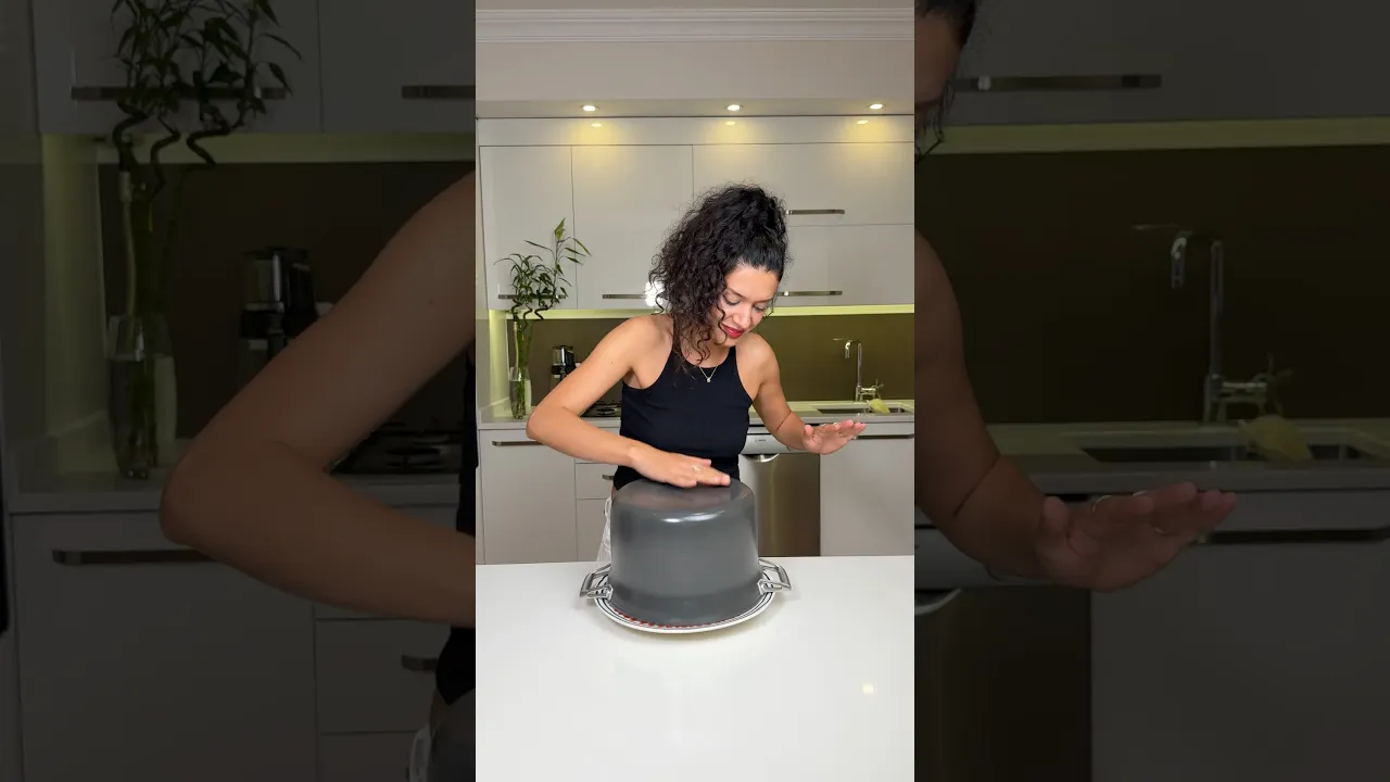 Tahminleri alayım 🤭 Can you guess what’s in the pot？ #busezeynep