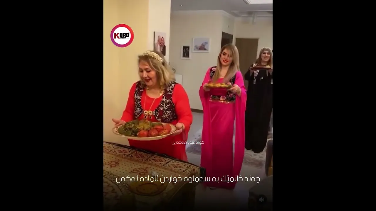 چه‌ند خانمێك به‌ سه‌ماوه‌ خواردن ئاماده‌ ئه‌كه‌ن