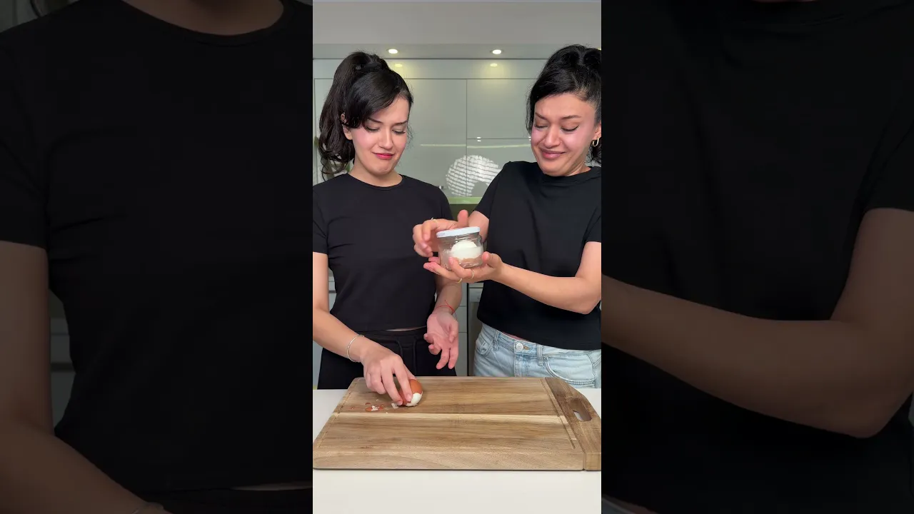 Sizce hangisi kolay？ Which method do you think is easier？ @suderdogannn #busezeynep #egg