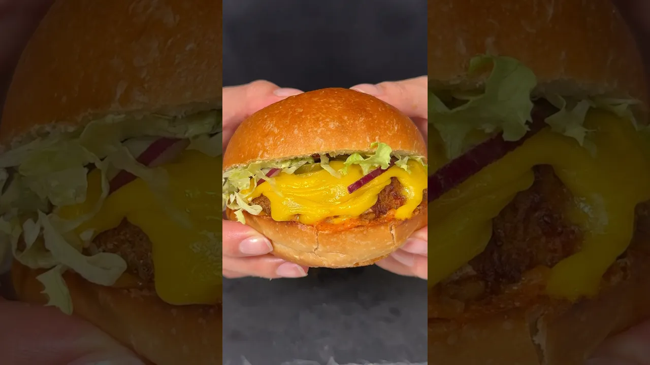 2 parça tavuk varsa yap buzluğa at, çıkar ye #chickenburger #hamburger #busezeynep #shorts
