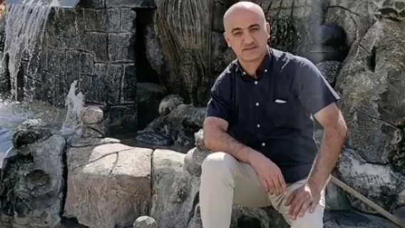ئێواره‌یه‌ و گڤه‌ی (با) دێ هه‌ور ئاسمانی گرتووه‌. ئێواره‌یه‌ و دار...