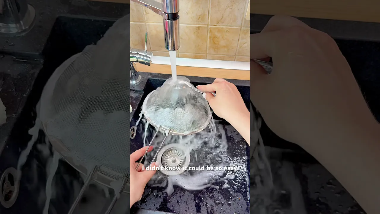 How to quickly and easily wash a colander.#lifehacks #cleaning #fypシ