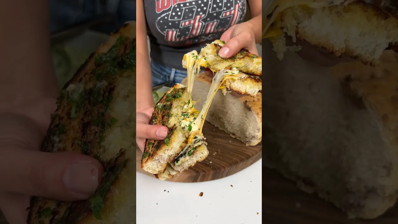Sarımsaklı ekmek 🥖 #garlicbread #ekmek #busezeynep #shorts