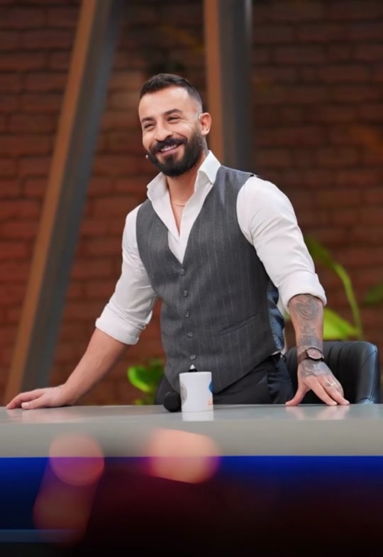 🕺🏻💃 ‎بۆ ئەترسی لەوەی بتلاوێنم ‎لێرەم لێرە لەپشتت وەک شێرم ‎با مەودا...