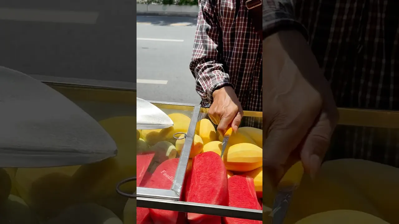 Fresh, Fast & Perfect! Thai Fruit Cutting in Bangkok