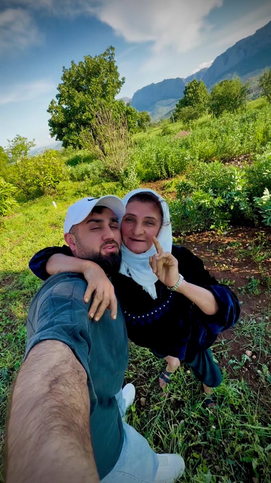 خوا گیان دایکی هەمومان سەلامەتکا و لەو دایکانەش خۆشبێ کە لە ژیان نەم...