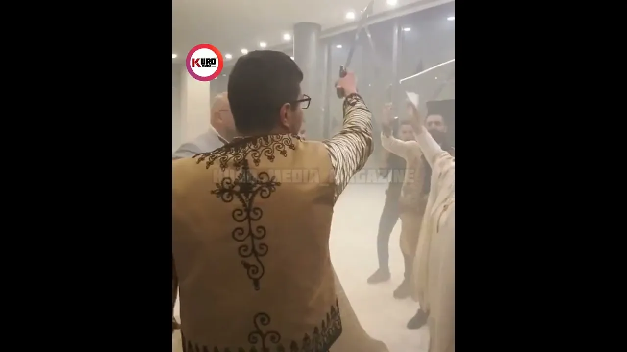 به‌شێك له‌ ئاهه‌نگه‌كه‌ی جیهان هاشم سه‌ما له‌گه‌ڵ خه‌سووی ده‌كات خطوبة جيهان هاشم