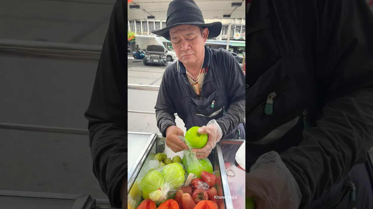 Crunchy Green Guava Cutting in Bangkok
