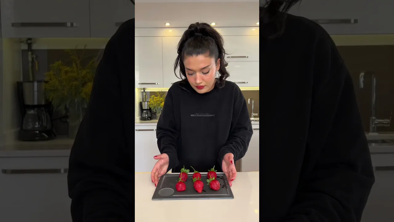 Dışarda satılan çikolatalı çilekten yaptım #shorts #strawberry