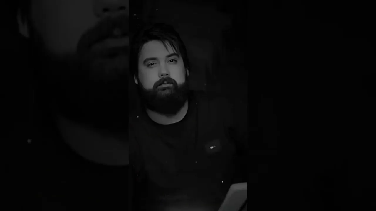 حەمە کرمشانی ‌هەموو گەنجیتیم رۆی سەرم سپی بوو لە تاوت 🖤