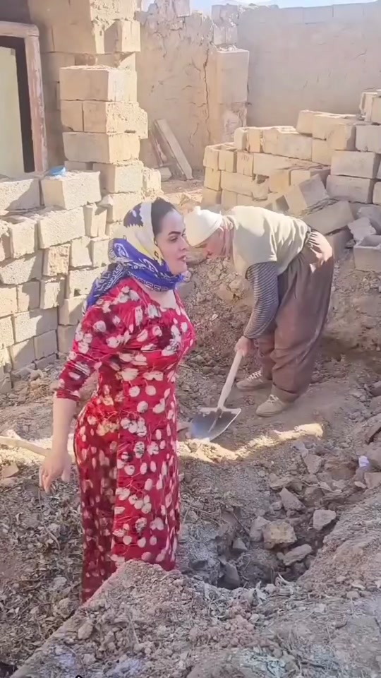 کچی قارەمانی کورد⧸ابنة البطل الكردي تساعد والدها⧸دختر قهرمان کورد در ...