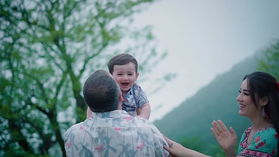 ئه‌م به‌رهه‌مه پێشکەشە بە هەموو خۆشەویستانەی کە بوونە دایک وهەستی دای...
