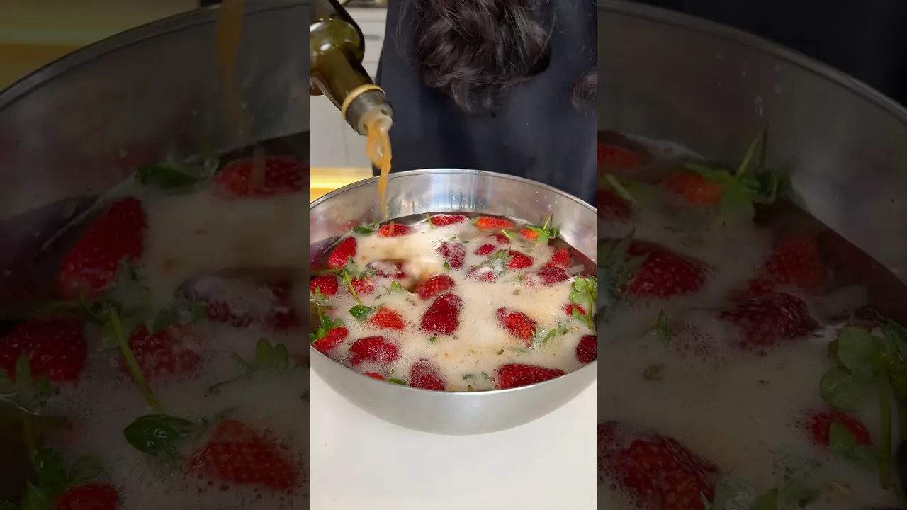 Çileği Köpürt ｜ Strawberry 🧼 🍓. #busezeynep #strawberry