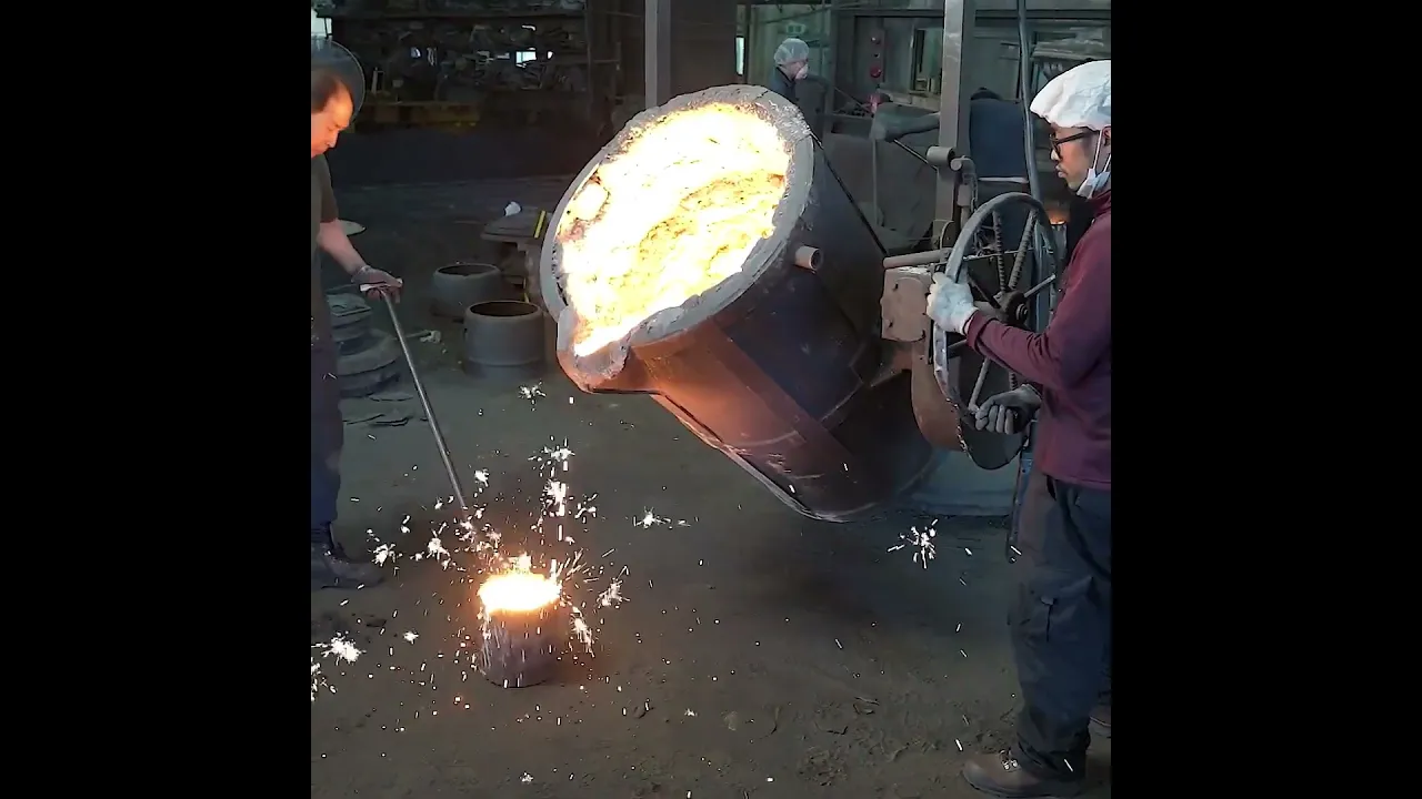 Molten Iron at 1400c One Mistake and it's over ：Giant Pot Factory rf
