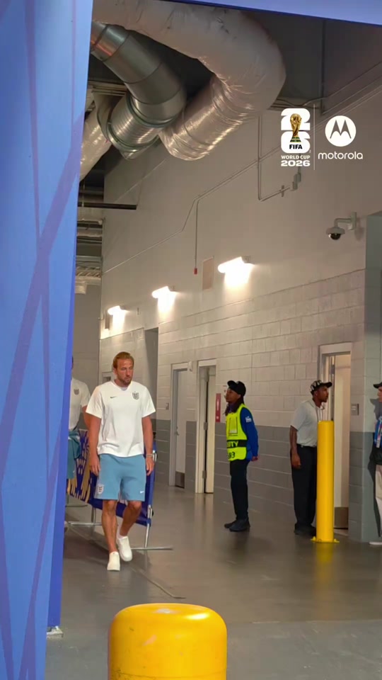 Ready for the big day! 🏴󠁧󠁢󠁥󠁮󠁧󠁿🦁 Shot on motorola razr fold #FIFAWorldCup