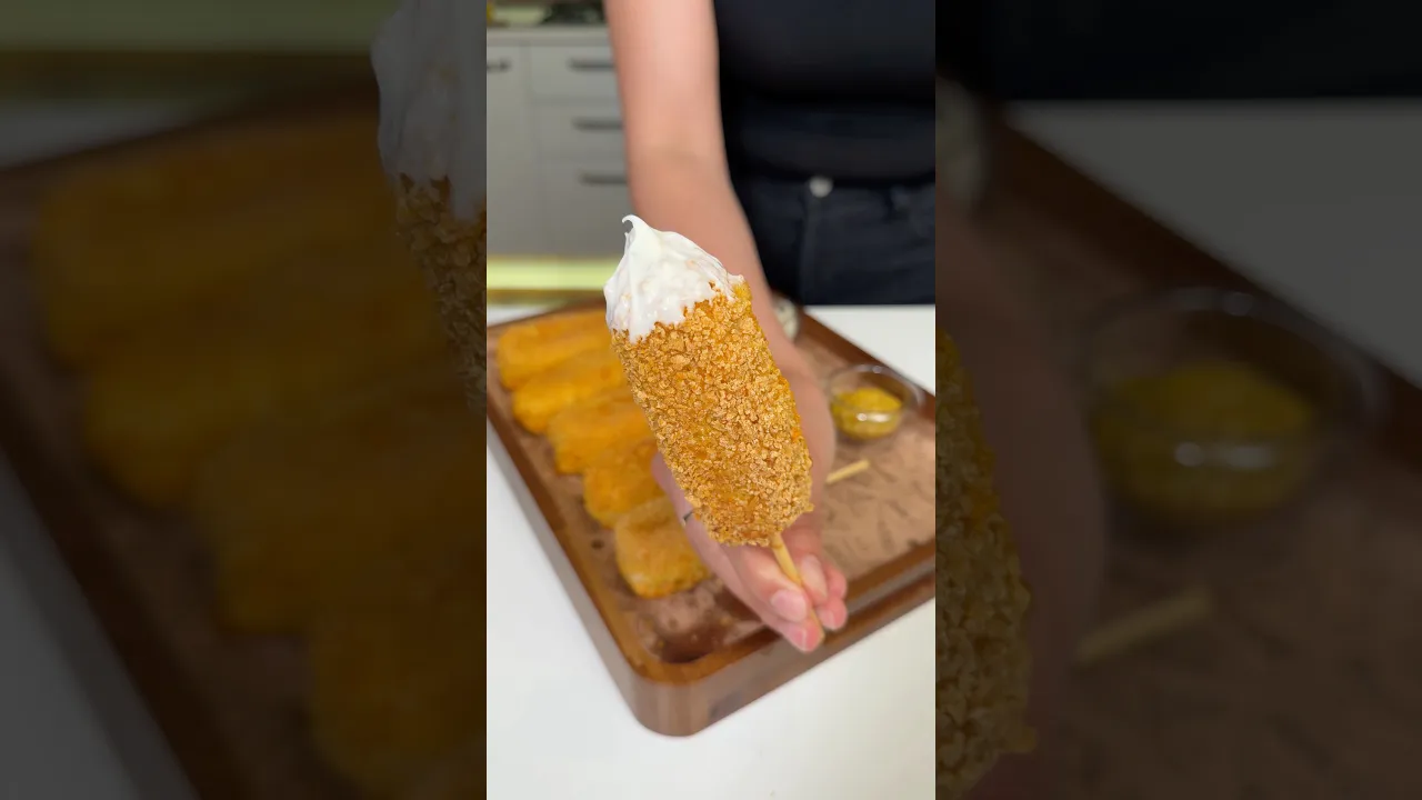 Corndog 🌭 Crispy outside, melty inside🧀Şu an önünde olsa kaç tane yerdin？ #corndog #busezeynep