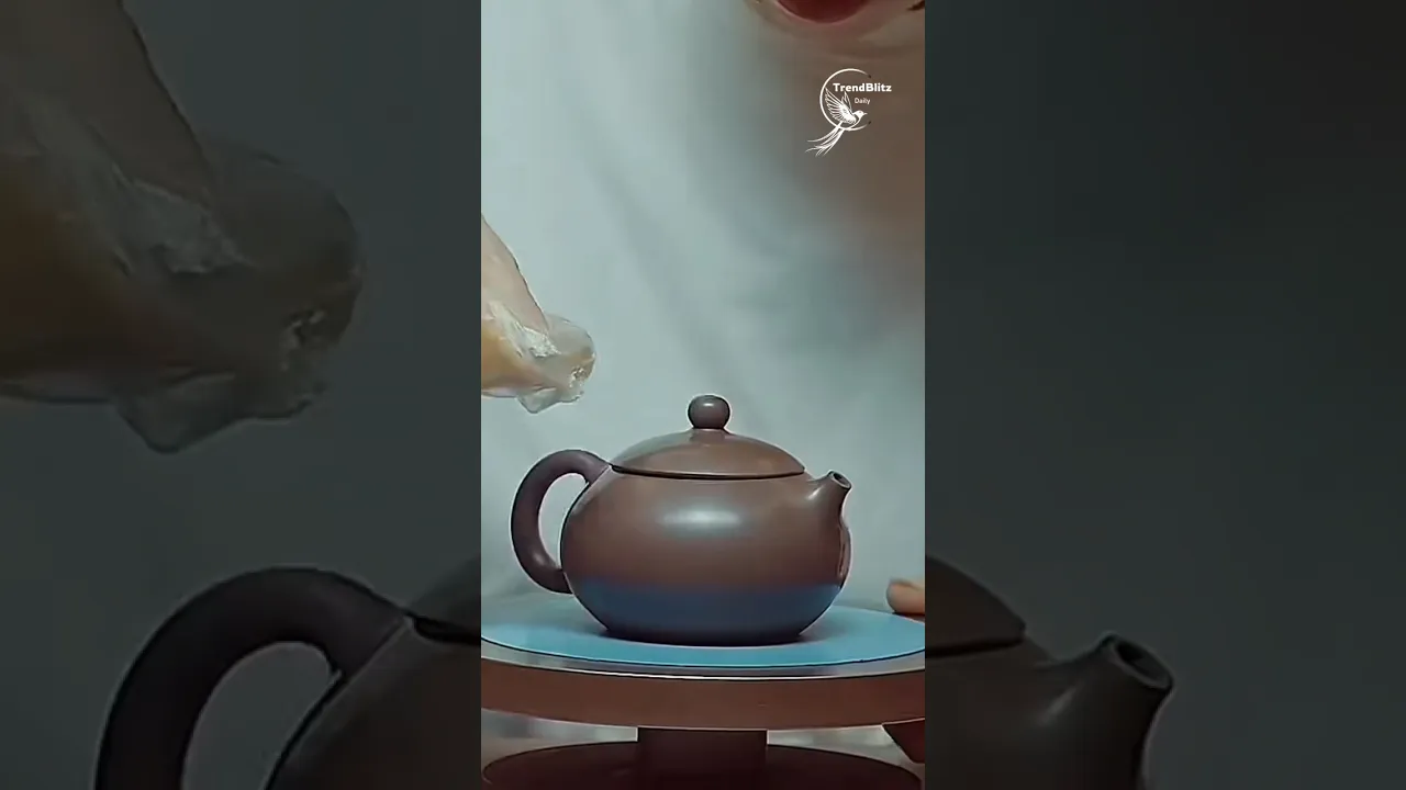 ✦ The Art Behind Zisha Teapots ｜ A Simple Look, A Lifetime of Handmade Skill 🏺✨